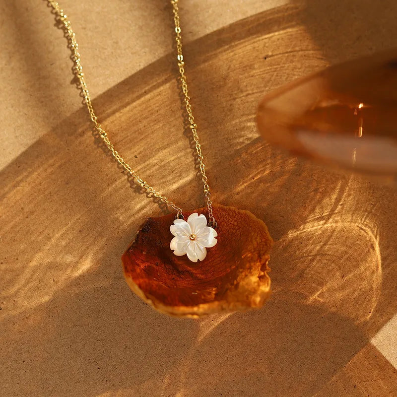 Shell pendant necklace