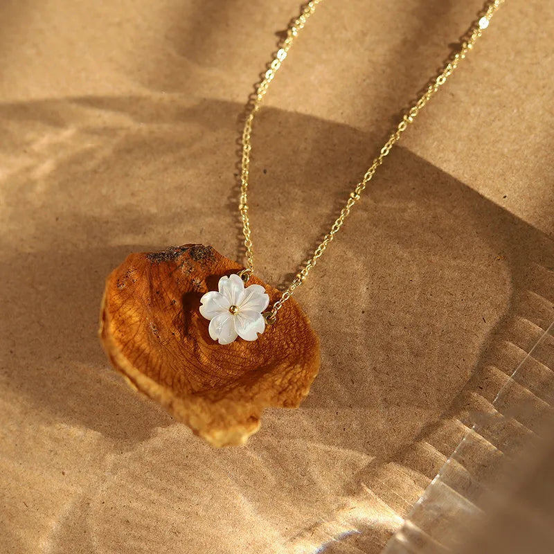 Shell pendant necklace