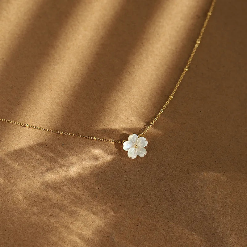 Shell pendant necklace